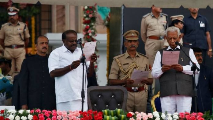 कुमारस्वामी के शपथग्रहण पर खर्च ₹42 लाख पर देवेंद्र फडणवीस के शपथग्रहण पर खर्च हुए थे ₹98 लाख